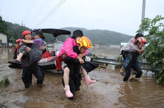 밤사이 내린 폭우로 대전 서구 용촌동 마을 전체가 침수됐다. 10일 오전 소방구조대원들이 주민을 구조하고 있다.(사진=뉴스1)