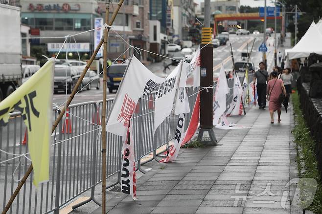 13일 동성애를 반대하는 '거룩한 방파제 도민연대'가 제주 서귀포시 자구리공원 인근에 설치한 설치한 현수막을 20대 여성이 훼손하는 사건이 발생했다.  2024.7.13/뉴스1 ⓒ News1 강승남 기자