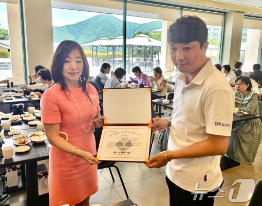 한국브리지협회 김혜영 부회장(왼쪽)이 전북특별자치도브리지협회 권승일 선수에게 자격증을 수여하고 있다.(전북브리지협회 제공)'뉴스1