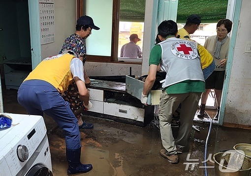 충남지역 자원봉사자들이 지난 8~10일 쏟아진 집중호우로 침수된 세대를 찾아 복구활동을 돕고 있다. (충남자원봉사센터 제공) /뉴스1