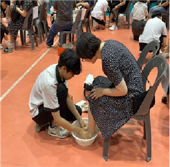 경기 수원시 수성고에서 열린 효행 세족식 행사에서 학생이 부모의 발을 씻겨드리고 있다.(수성고 제공)