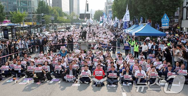 이재명 더불어민주당 전 대표를 비롯한 범야권 의원 및 시민단체 인사들과 참가 시민들이 13일 오후 서울 종로구 새문안로 일대에서 열린 '거부권거부 범국민대회'에 참석해 구호를 외치고 있다. 2024.7.13/뉴스1 ⓒ News1 민경석 기자