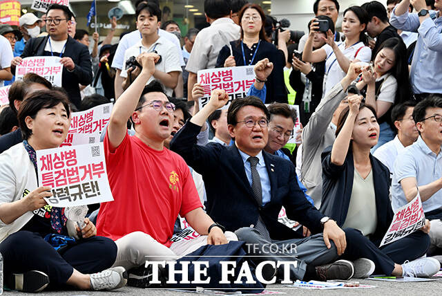 서영교 더불어민주당 의원과 박찬대 대표 직무대행 겸 원내대표, 황운하 조국혁신당 원내대표, 김재연 진보당 상임대표(왼쪽부터)가 13일 오후 서울 광화문광장 인근에서 열린 '채상병 특검법 거부말고 민생개혁입법 즉각 수용하라! 거부권 거부 범국민대회'에 참석해 구호를 외치고 있다. /배정한 기자