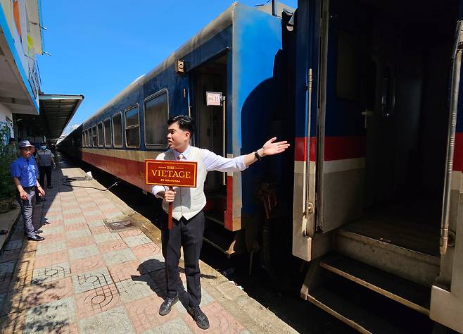 비엣티지 기차 탑승을 안내하는 호텔 직원. /냐짱·꾸이년=이미지 기자