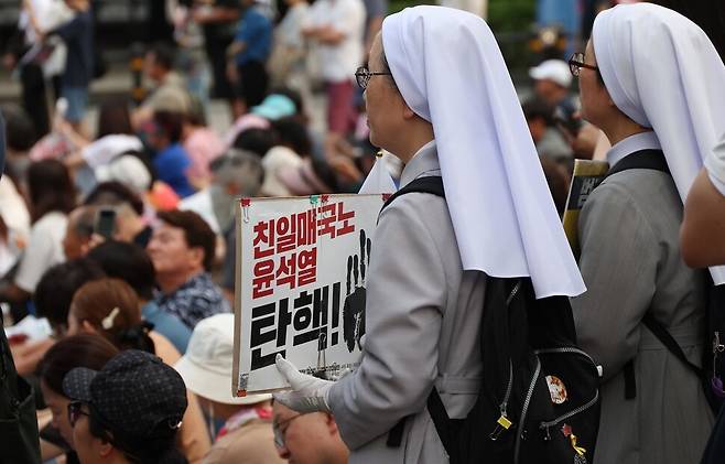 이날 범국민 대회에 참여한 수녀가 손팻말을 들고 있다.강창광 선임기자