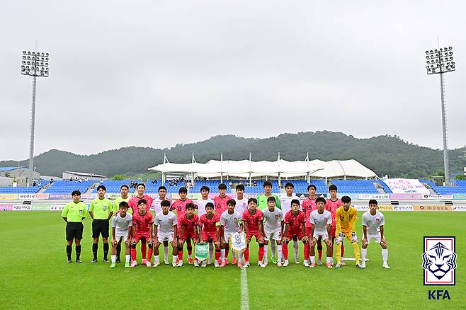 한국 U-15 대표팀과 중국 U-15 대표팀의 단체 기념 사진. 사진=대한축구협회