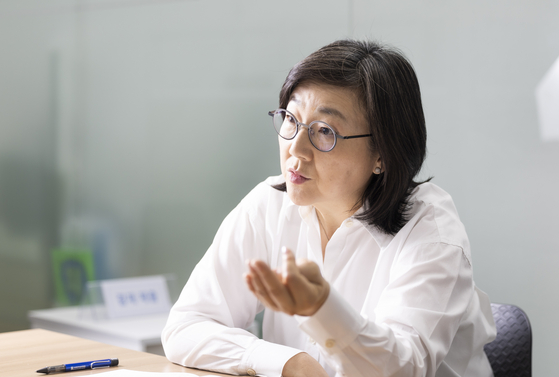 최진영 한국심리학회장이 국민 정신건강과 관련해 중앙SUNDAY와 인터뷰하고 있다. 김상선 기자