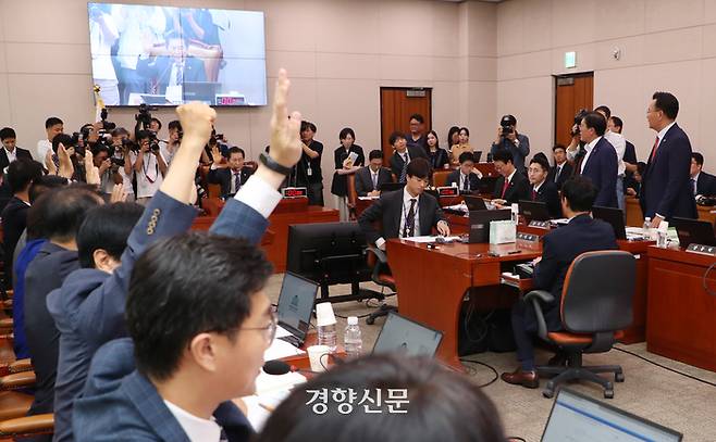 정청래 국회 법사위원장과 야당의원들 7월 9일국회에 법사위 전체회의에서 여당의원들이 항의하는 가운데 윤석열 대통령의 탄핵소추를 요구하는 국회 국민동의청원과 관련해 청문회 실시 계획을 의결하는 투표에 손을들어 찬성하고 있다. 증인으로는 영부인 김건희 여사와 대통령의 장모 최은순씨, 임성근 전 해병대 1사단장, 이종섭 전 국방부장관 등 총 39명을 채택했다. 참고인은 7명으로 확정했다. 박민규 선임기자