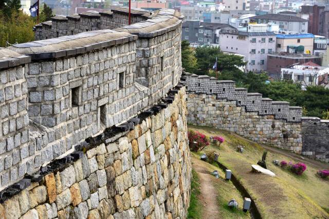 1970년대 복원 시 사용한 벽돌 미석은 현재 균열이 생기고 깨져 나간 상태다. 이강웅 고건축전문가