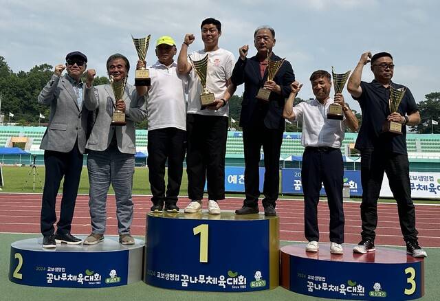 2024 교보생명컵 전국초등학교 시·도대항육상대회에서 33연패를 달성한 경기도 선수단이 시상대 가장 높은 곳에서 기념촬영을 하고 있다. 경기도육상연맹 제공
