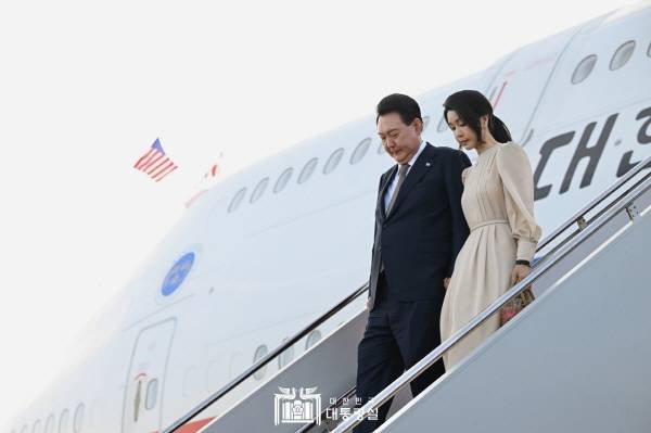 ▲7월 10일 윤석열 대통령과 김건희 여사가 NATO 정상회의 참석을 위해 워싱턴 공항에 도착한 모습. 사진=대통령실