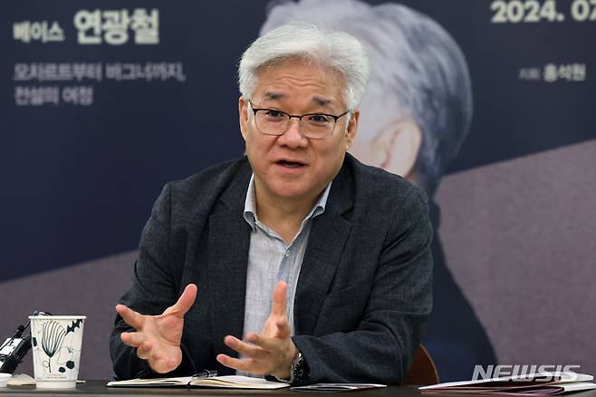 [서울=뉴시스] 박진희 기자 = 세계적인 베이스 연광철이 서울 서초구 예술의전당 오페라하우스에서 '보컬 마스터 시리즈 II 베이스 연광철' 라운드 인터뷰를 하고 있다. 2024.07.10. pak7130@newsis.com