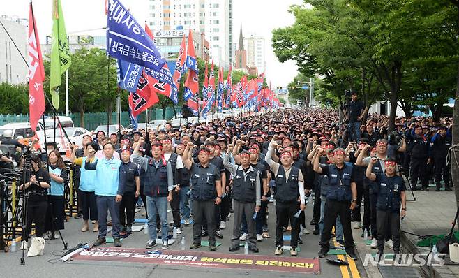 [울산=뉴시스] 배병수 기자 = 금속노조 울산지부 조합원들이 10일 시청 남문앞에서 열린 총파업 결의대회에서 구호를 외치고 있다. 2024.07.10. bbs@newsis.com.