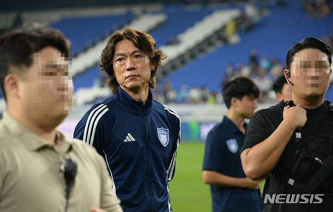 [울산=뉴시스] 배병수 기자 = 홍명보 울산현대 감독이 지난 10일 울산 남구 문수축구경기장에서 열린 프로축구 K리그 1 울산 현대와 광주경기가 끝난 뒤 팬들에게 마지막 인사를 하고 있다. 2024.07.10. bbs@newsis.com.