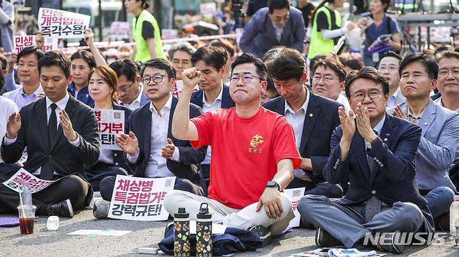[서울=뉴시스] 정병혁 기자 = 박찬대 더불어민주당 대표 직무대행 겸 원내대표와 참석자들이 13일 서울 종로구 광화문광장 인근에서 열린 채상병 특검법 거부 강력 규탄, 민생개혁입법 즉각 수용 거부권거부 범국민대회에서 구호를 외치고 있다. 2024.07.13. jhope@newsis.com