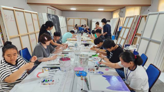 ▲13일 오전 강원 춘천시 오탄리 춘천시예술창작스튜디에서 열린 워크숍에서 참여 작가들이 그림을 그리고 있다. ⓒ프레시안(전형준)