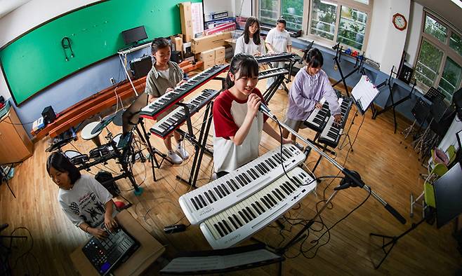 대구 달서구 대곡초등학교의 키즈 일렉트릭 오케스트라 동아리실에서 6학년 김채원(왼쪽부터 시계방향으로), 남나령, 하윤지, 진소연, 김해림, 송채은 학생이 합주를 하고 있다. 대구=최상수 기자