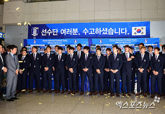 대힌축구협회는 13일 이사회 승인을 통해 홍명보 축구 국가대표팀 감독을 공식 선임했다고 밝혔다. 이로써 지난 2014 브라질 월드컵 조별리그에서 1무 2패를 거두며 탈락한 후 사령탑 자리에서 물러났던 홍 감독은 10년 만에 다시 축구대표팀으로 돌아왔다. 한편 많은 반발에도 불구하고 홍 감독이 한국 대표팀 사령탑이 되자 한 일본 매체는 성난 팬들이 공항에서 호박엿을 던지는 등 10년 전과 같은 시나리오가 재현될 수도 있다고 우려를 표했다. 엑스포츠뉴스DB