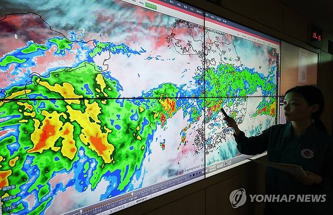 오늘 밤 중부 '시간당 30~50㎜'…내일까지 최대 150㎜ 넘게 비 (수원=연합뉴스) 홍기원 기자 = 9일 오후 경기도 수원시 권선구 수도권기상청에서 예보관이 기상 상황을 주시하고 있다. 2024.7.9 xanadu@yna.co.kr