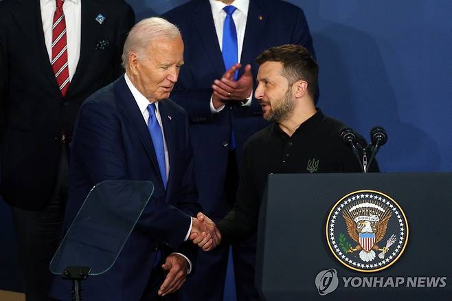 젤렌스키와 악수하는 바이든 (워싱턴 EPA=연합뉴스) 조 바이든 미국 대통령이 11일(현지시간) 워싱턴 DC '월터 E. 워싱턴 컨벤션 센터'에서 북대서양조약기구(NATO·나토) 정상회의의 일환으로 열린 우크라이나 지원 협약 행사에서 볼로디미르 젤렌스키 우크라이나 대통령과 악수하고 있다. 이날 바이든 대통령은 우크라이나 대통령 이름을 '푸틴'(러시아 대통령)으로 잘못 불렀다가 곧바로 수정하는 해프닝을 빚었다. 2024.07.12 passion@yna.co.kr