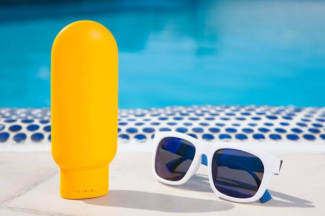 보통 선크림을 아침에 한 번만 바르는 경우가 많은데, 실제로 선크림은 2시간마다 덧발라야 효과가 지속된다. [사진=클립아트코리아]