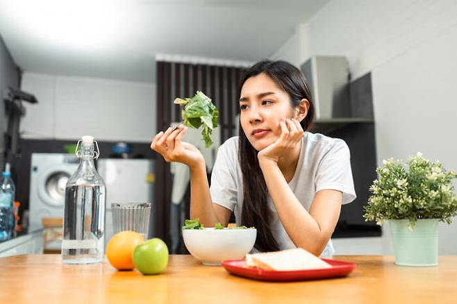 다이어트 중 지방뿐만 아니라 근육까지 쓸데없이 빠질 수 있다. 최근 일주일 새 체중이 1kg 이상 빠진 데다 매우 심한 우울증과 피로감이 갑자기 나타났다면 근육 손실을 의심해 볼 수 있다. 그런 경우 운동, 음식 섭취 등을 점검해 필요한 조치를 취해야 한다. [사진= 게티이미지뱅크]