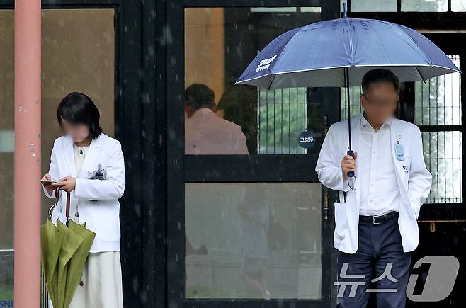 서울의 한 대학병원에서 의료진이 이동하고 있다. 2024.7.2/뉴스1 ⓒ News1 장수영 기자