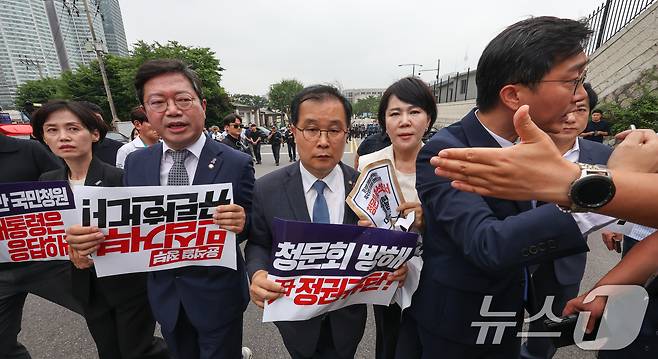 국회 법제사법위원회 박은정 조국혁신당 의원(왼쪽부터), 김승원 더불어민주당 간사(왼쪽부터), 이건태, 전현희, 장경태, 이성윤 의원이 12일 오전 윤석열 대통령 탄핵 국민청원 청문회 추진 관련 대통령실에 증인출석요구서 수령을 촉구하며 서울 용산 대통령실을 항의 방문하던 중 경찰에 가로막혀 실랑이를 벌이고 있다. (공동취재) 2024.7.12/뉴스1 ⓒ News1 유승관 기자