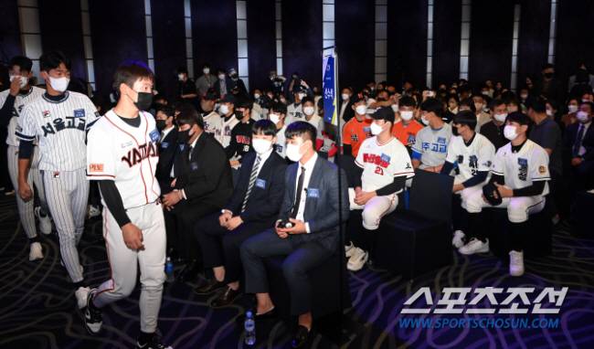 2023 KBO 신인 드래프트가 15일 웨스틴조선호텔 그랜드볼룸에서 열렸다. 드래프트에 참가한 선수들이 지명을 기다리고 있다. 허상욱 기자wook@sportschosun.com/2022.09.15/