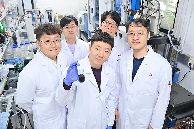 KIST 등 공동 연구진이 이산화탄소 포집 장치서 발생하는 전해질 범람 막는 은 나노촉매를 개발했다./KST