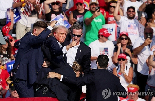 유세 중 발생한 총격에 긴급히 대피하는 트럼프 전 미국 대통령[로이터=연합뉴스]