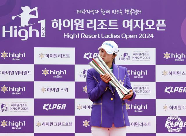 고지우가 14일 강원 정선 하이원컨트리클럽에서 열린 한국여자프로골프(KLPGA) 투어 하이원리조트 여자오픈에서 우승한 후 트로피에 입을 맞추고 있다. KLPGA 제공