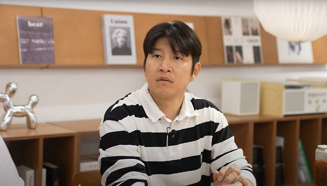 박주호 대한축구협회 국가대표 전력강화위원이 유튜브 캡틴 파추호 영상 촬영 도중 홍명보 감독의 축구 대표팀 내정 소식을 접한 뒤 깜짝 놀라고 있다. 사진=캡틴 파추호 캡처&nbsp;