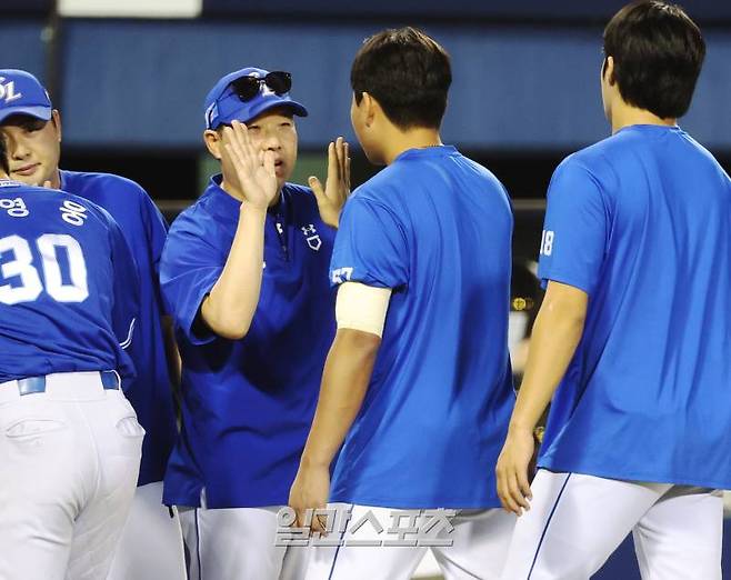 2024 KBO리그 프로야구 두산베어스와 삼성라이온즈의 경기가 14일 오후 서울 잠실야구장에서 열렸다. 6대 2로 승리한 삼성 박진만 감독이 선발 이승현 등 선수들과 하이파이브를 하고 있다. 잠실=김민규 기자 mgkim1@edaily.co.kr /2024.07.14/