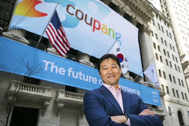 김범석 쿠팡InC 대표가 2021년 NYSE 상장 후 기념촬영한 모습./ 쿠팡