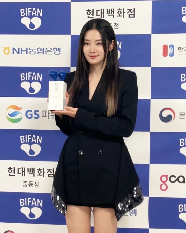 Actor Park Ju-hyun poses for a photo during an award ceremony held at Bucheon City Hall on Friday. (935 Entertainment)