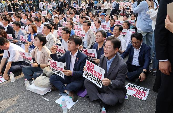 이재명 더불어민주당 전 대표(앞줄 맨 오른쪽)를 비롯한 6개 야당 대표와 참석자들이 지난 13일 서울 광화문광장 인근에서 열린 채상병 특검법 거부권 규탄 범국민대회에서 피켓을 들고 구호를 외치고 있다. 연합뉴스