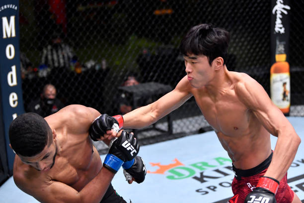 최승우(오른쪽)가 2021년 2월 UFC on ESPN+ 42에서 유세프 잘랄을 공격하고 있다. 사진=TKO