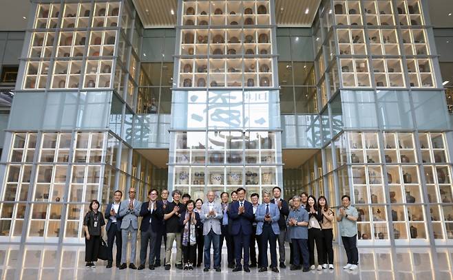 국릭민속박물관 파주관 로비에서 기념사진을 찍는 유인촌 문체부 장관과 산하 기관장 및 관계자들/사진= 문체부