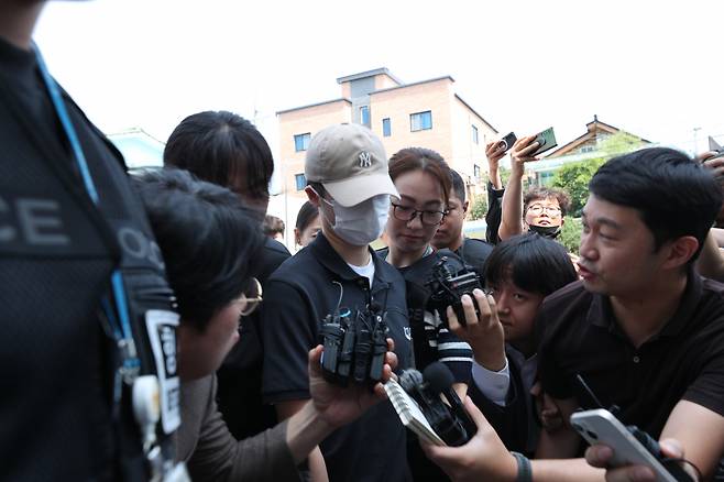 육군 12사단 훈련병 사망사건과 관련해 규정을 위반한 군기훈련(얼차려)을 실시한 혐의로 중대장(대위)이 구속 전 피의자 심문 출석을 위해 법정으로 향하는 모습. [연합]