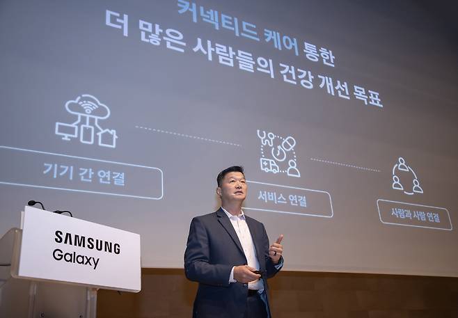 11일(현지 시간) 프랑스 파리에서 박헌수 삼성전자 MX사업부 디지털헬스팀 팀장이 갤럭시 워치7, 갤럭시 워치 울트라, 갤럭시 링에 대해 소개하고 있다. [삼성전자 제공]