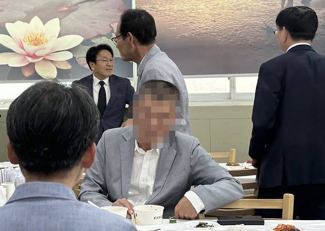 [무안=뉴시스] 박기웅 기자 = 강기정 광주시장은 14일 무안군 무안읍 한 장례식장에 차려진 김산 무안군수 모친 빈소를 찾아 조문하고 위로했다. 2024.07.14. pboxer@newsis.com *재판매 및 DB 금지