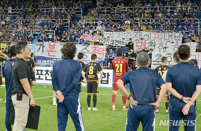 [울산=뉴시스] 배병수 기자 = 홍명보 울산현대 감독이 10일 울산 남구 문수축구경기장에서 열린 프로축구 K리그 1 울산 현대와 광주경기가 끝난 뒤 팬들에게 마지막 인사를 하고 있다. 2024.07.10. bbs@newsis.com.