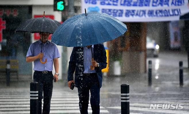 [광주=뉴시스] 이영주 기자 = 광주·전남에 장맛비가 내리는 4일 오전 광주 동구 구시청 주변 횡단보도에서 시민들이 우산을 쓴 채 길을 재촉하고 있다. 2023.07.04. leeyj2578@newsis.com