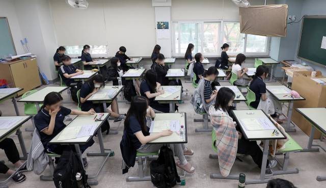 ▲2024학년도 7월 고3 전국연합학력평가가 실시된 11일 오전 대구 중구 경북여자고등학교 3학년 교실에서 수험생들이 시험 준비를 하고 있다. ⓒ연합뉴스