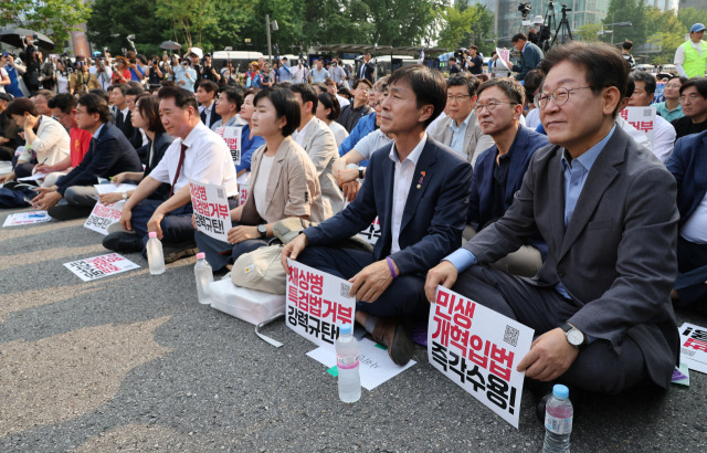 ▲더불어민주당 이재명 전 대표가 13일 광화문광장 인근에서 열린 채상병 특검법 거부권 규탄 범국민대회에 참석하고 있다. 이 전 대표는 주최 측이 앞줄 가운데 자리로 안내했지만, 가장자리에 앉았다. ⓒ연합뉴스