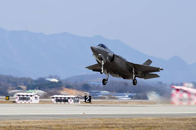 한국 공군 F-35A 스텔스전투기가 활주로에서 이륙하고 있다. 세계일보 자료사진