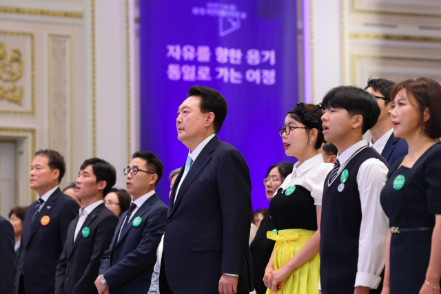 윤석열 대통령이 14일 청와대 영빈관에서 열린 '제1회 북한이탈주민의날 기념식'에서 애국가를 부르고 있다. 연합뉴스