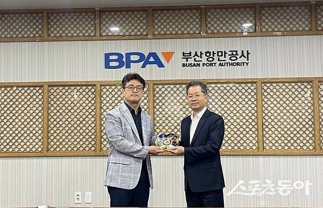 부산항만공사(BPA)가 지난 12일 부산항에 베트남 다낭시 대표단이 방문한 가운데 관계자들이 기념촬영을 하고 있다. (사진제공=부산항만공사)