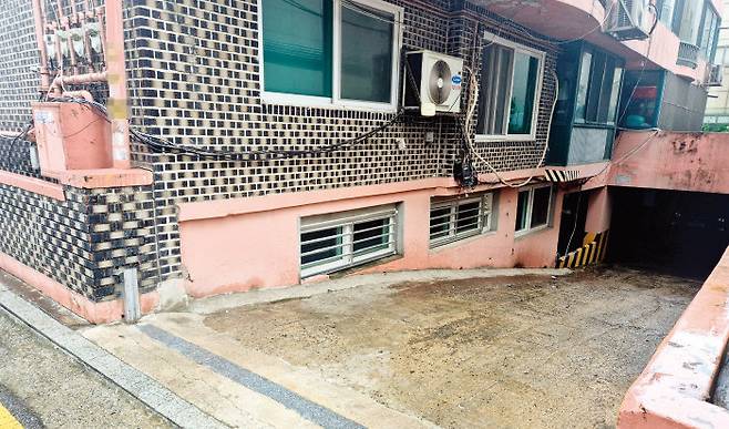 2022년 8월 8일 집중호우에 따른 침수로 일가족 3명이 숨진 서울 관악구 신림동 한 반지하주택의 올해 7월 8일 모습. [전혜빈 기자]